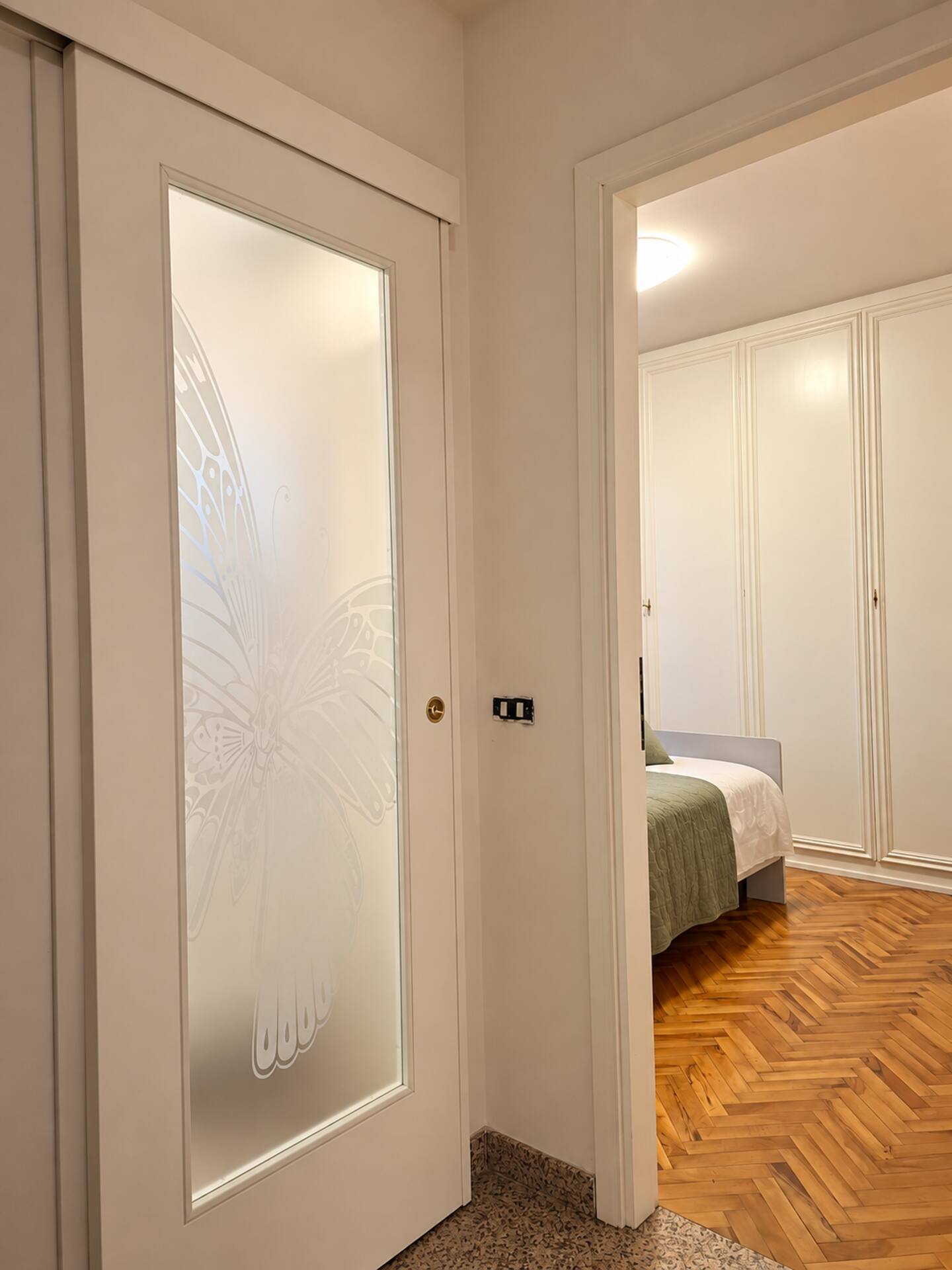 The entrance to the private room with herringbone parquet