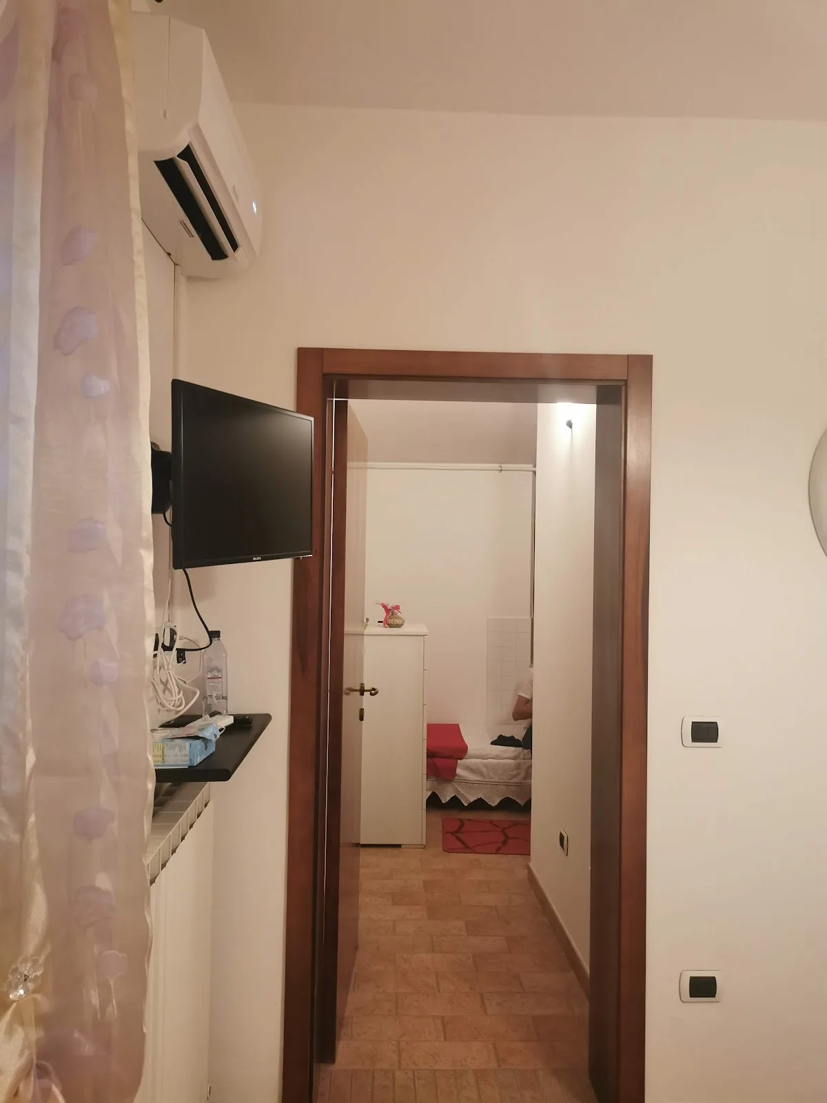 Interno della camera con aria condizionata e TV, ingresso verso la zona notte